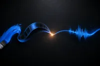 Un trazo de pincel, una cinta de línea de tiempo y una onda de sonido en cobalto que fluyen y se funden en una sola curva, con un destello ámbar en el punto de encuentro.