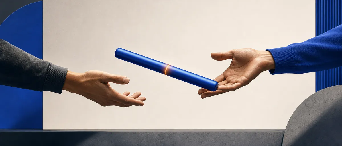 Dos manos abiertas entregándose un testigo de relevo azul cobalto con una franja ámbar, frente a un panel rectangular claro y vacío.