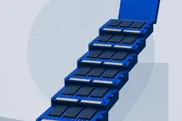 Una escalera ascendente hecha de módulos de memoria con una etiqueta de precio arriba, en tonos cobalto y un destello ámbar.