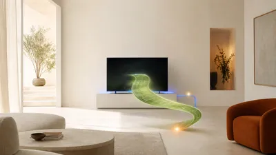 Ilustración editorial de un televisor del que brota una cancha de fútbol iluminada al atardecer