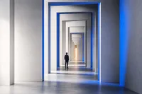 Una puerta cobalto entreabierta al final de un pasillo largo con múltiples umbrales sucesivos; una figura ámbar se detiene a mitad de camino. Ilustración editorial abstracta sin texto.