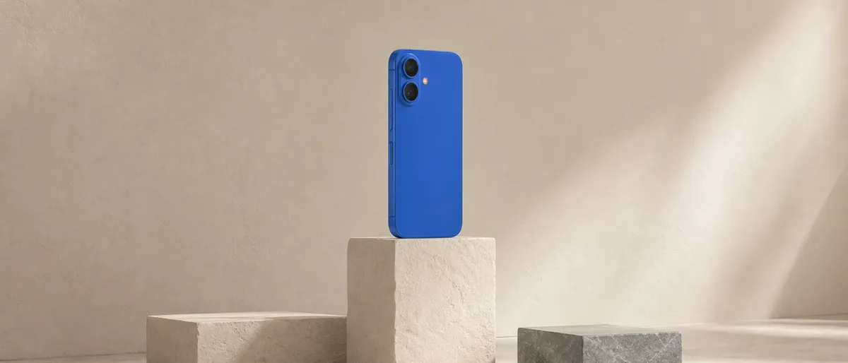 Un teléfono azul cobalto de pie sobre el bloque más alto de un podio de piedra clara de tres escalones, con los dos bloques laterales vacíos.
