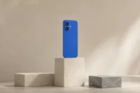 Un teléfono azul cobalto de pie sobre el bloque más alto de un podio de piedra clara de tres escalones, con los dos bloques laterales vacíos.