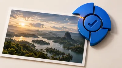 Ilustración conceptual de una insignia circular azul cobalto con un check, superpuesta sobre una fotografía de paisaje, como sello de autenticidad digital.