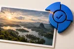 Ilustración conceptual de una insignia circular azul cobalto con un check, superpuesta sobre una fotografía de paisaje, como sello de autenticidad digital.