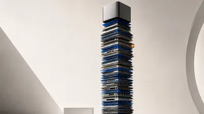 Un cubo de escritorio plateado encaramado en lo alto de una columna de módulos de memoria apilados, con un pedestal bajo y vacío a un costado, en tonos cobalto y un destello ámbar.