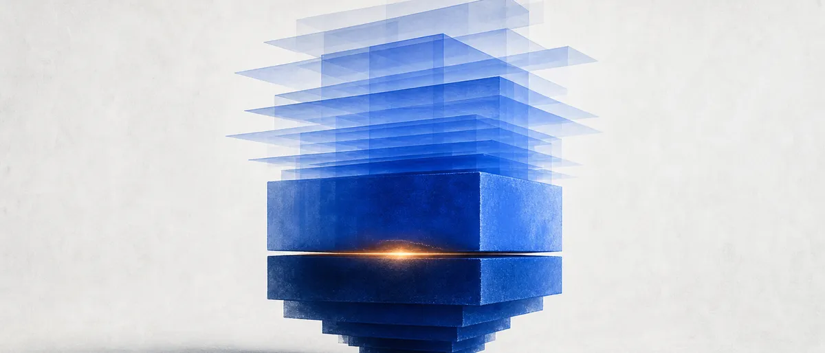 Un bloque de memoria unificada cobalto que se parte en dos: un lado se expande hacia arriba en capas translúcidas, el otro se comprime hacia abajo, con un destello ámbar marcando la fractura. Ilustración editorial abstracta, sin logos ni texto.