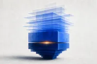 Un bloque de memoria unificada cobalto que se parte en dos: un lado se expande hacia arriba en capas translúcidas, el otro se comprime hacia abajo, con un destello ámbar marcando la fractura. Ilustración editorial abstracta, sin logos ni texto.