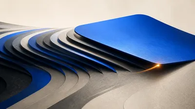 Placas protectoras superpuestas en sucesión rápida sobre una superficie, la más reciente aún asentándose, en tonos cobalto y gris con una chispa ámbar.