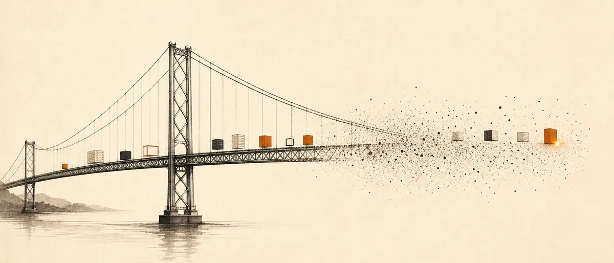 Ilustración editorial en tinta: un puente colgante dibujado a línea fina se disuelve en partículas hacia un extremo, mientras pequeños bloques —algunos en ámbar— lo cruzan; los últimos quedan en el lado que desaparece.