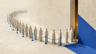 Una fila larga de figuras de piedra clara contenida tras un cordón azul cobalto, mientras una sola figura cruza una abertura estrecha iluminada en ámbar.