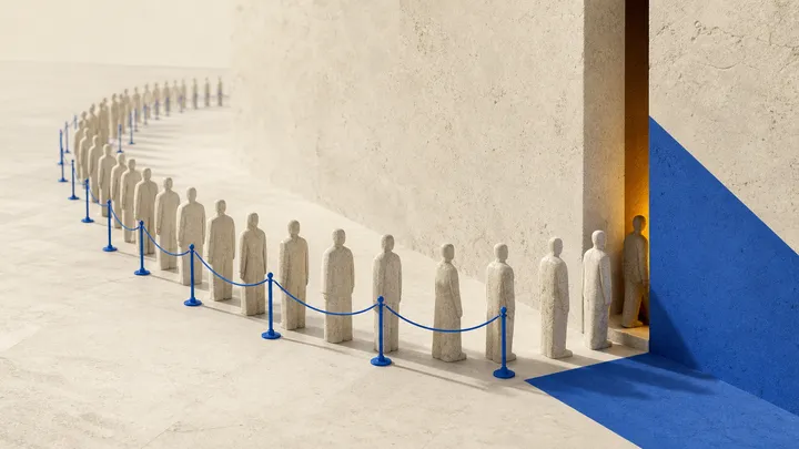 Una fila larga de figuras de piedra clara contenida tras un cordón azul cobalto, mientras una sola figura cruza una abertura estrecha iluminada en ámbar.