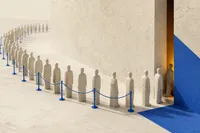 Una fila larga de figuras de piedra clara contenida tras un cordón azul cobalto, mientras una sola figura cruza una abertura estrecha iluminada en ámbar.