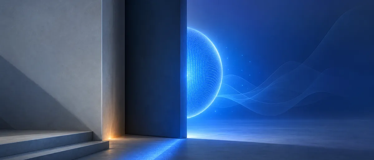 Esfera de luz cobalto emergiendo de un umbral entreabierto, con una chispa ámbar en el borde, sobre un fondo de neutros fríos.