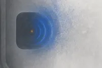 Ondas de sonido en cobalto disolviéndose sobre un fondo neutro frío, con una chispa ámbar apagándose en el centro.